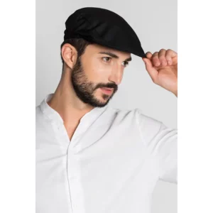 Boina negra Dyneke 8404701: vista de tres cuartos de la gorra con modelo.