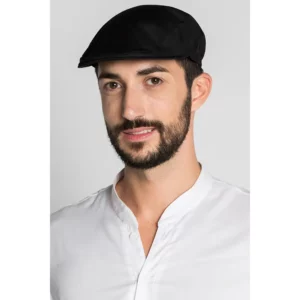 Boina negra Dyneke 8404701: vista de la gorra con modelo.