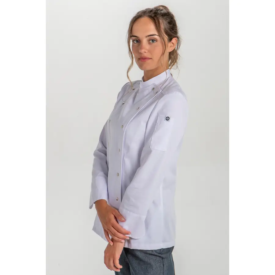 Chaqueta cocinera Dyneke 8448700 blanca 4 Chaqueta cocinera corchetes rejilla blanca Dyneke 8448700: vista de tres cuartos con modelo.