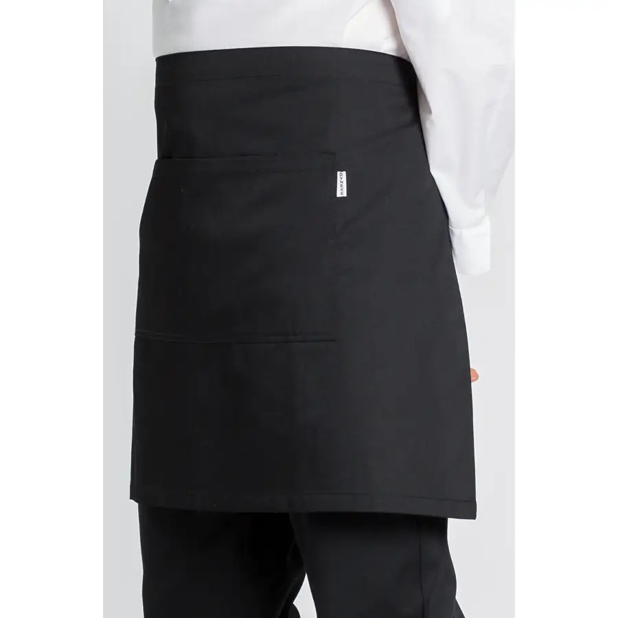 Delantal corto Dyneke 8461701 negro 2 DELANTAL NEGRO Dyneke 8461701: detalle del bolsillo del delantal.