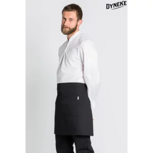 DELANTAL NEGRO Dyneke 8461701: vista lateral del delantal con modelo.