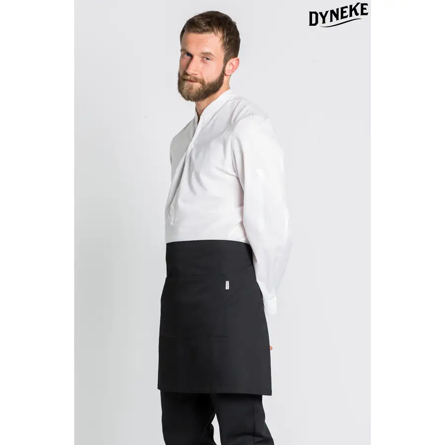 Delantal corto Dyneke 8461701 negro 1 DELANTAL NEGRO Dyneke 8461701: vista lateral del delantal con modelo.