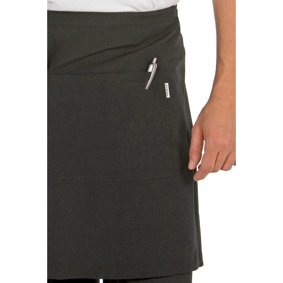 Delantal corto Dyneke 8461725 negro 2 DELANTAL NEGRO 8461 DYNEKE Dyneke 8461725: detalle del bolsillo del delantal.