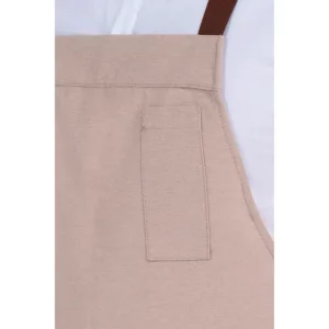 Delantal loneta beige bolsillo canguro Dyneke 8471396: detalle del peto y tirante.