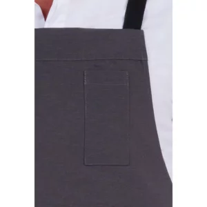 Delantal loneta gris bolsillo canguro Dyneke 8471397: detalle del peto y tirante.