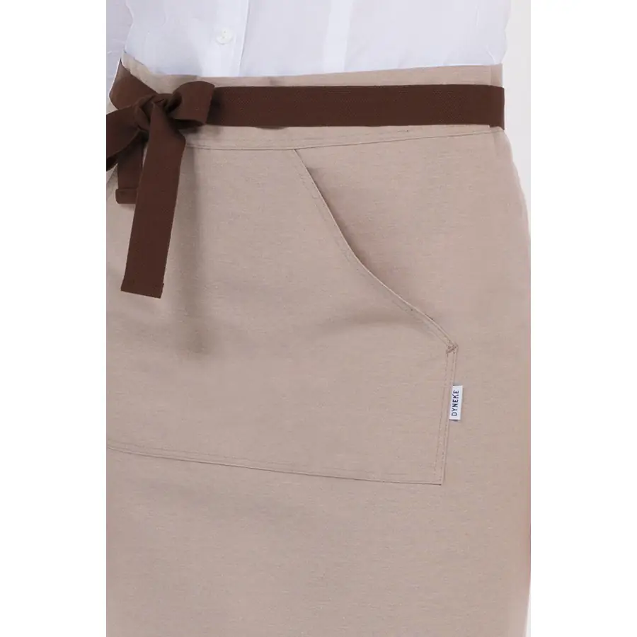 Delantal corto Dyneke 8472396 beige 3 Delantal corto beig bolsillo canguro Dyneke 8472396: detalle del bolsillo y cintura.
