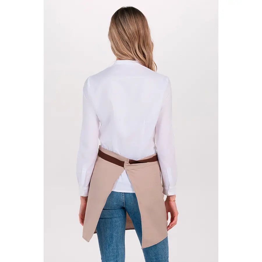 Delantal corto Dyneke 8472396 beige 2 Delantal corto beig bolsillo canguro Dyneke 8472396: vista trasera del delantal con modelo.