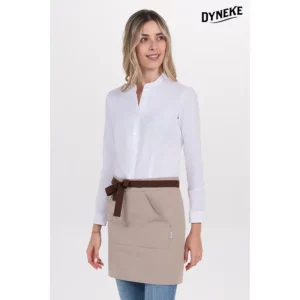 Delantal corto beig bolsillo canguro Dyneke 8472396: vista frontal con modelo.