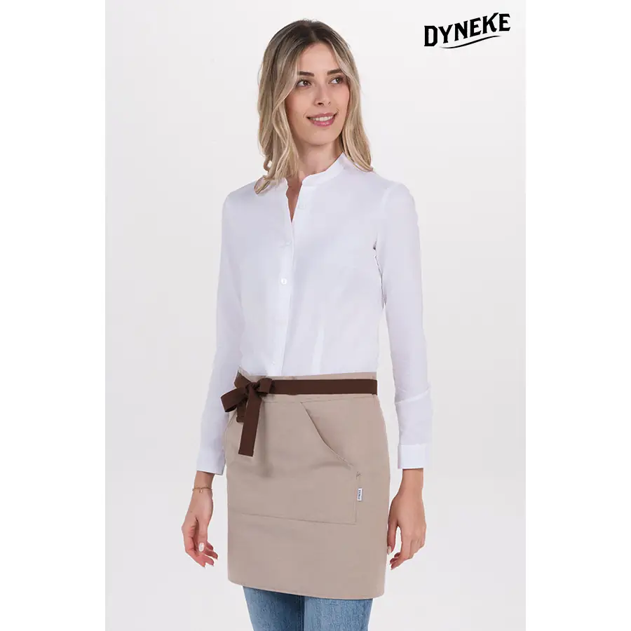 Delantal corto Dyneke 8472396 beige 1 Delantal corto beig bolsillo canguro Dyneke 8472396: vista frontal con modelo.