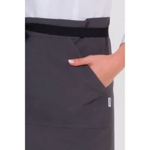 Delantal corto gris bolsillo canguro Dyneke 8472397: detalle del bolsillo.