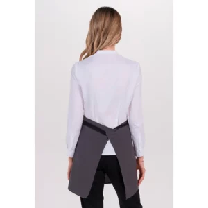 Delantal corto gris bolsillo canguro Dyneke 8472397: vista trasera del delantal con modelo.