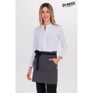 Delantal corto gris bolsillo canguro Dyneke 8472397: vista frontal con modelo.