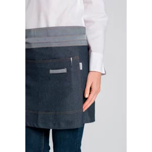 Delantal tejano corto Dyneke 8478775: detalle del bolsillo y cintura.