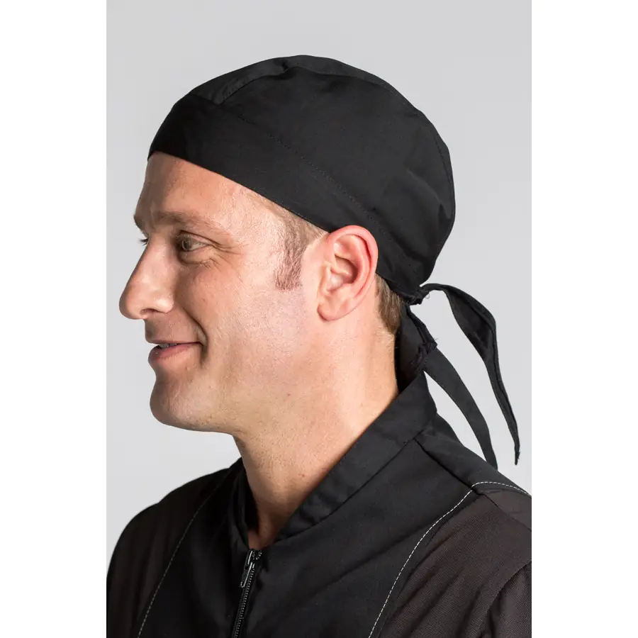 Gorro pirata Dyneke 8490701 negro 1 Gorro pirata negro 8490 dyneke Dyneke 8490701: vista lateral del gorro con modelo.