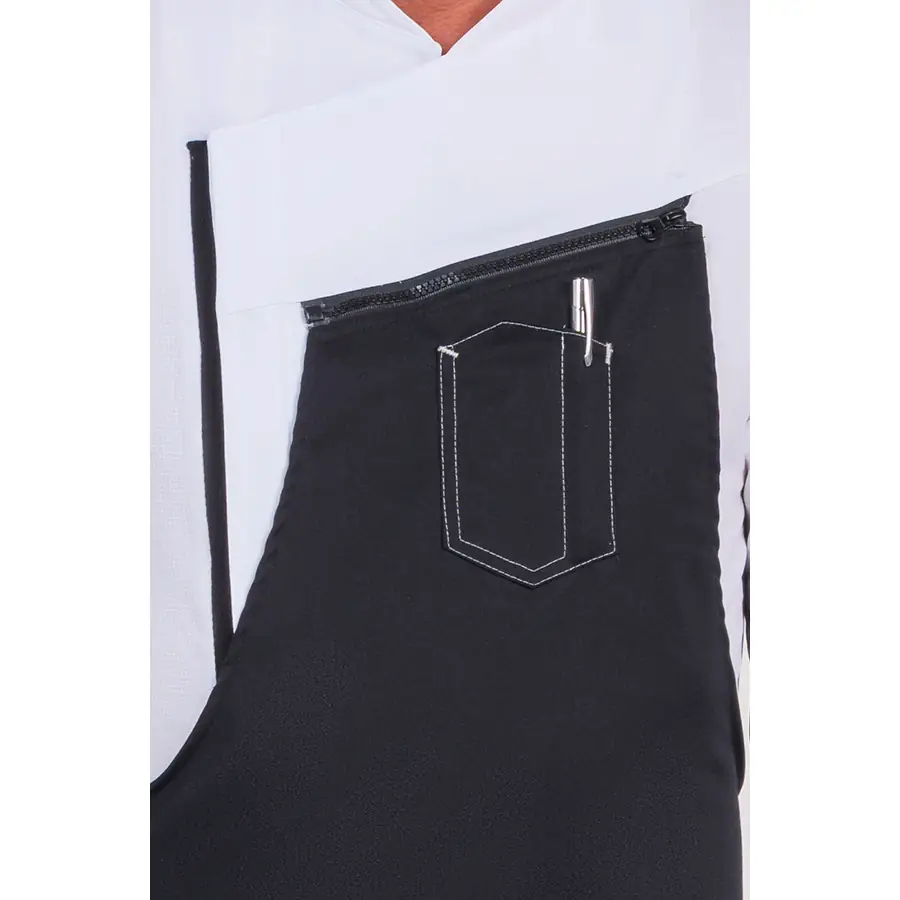 Delantal adaptable Dyneke 8505701 negro 3 Delantal conjunto chaqueta 8502 Dyneke 8505701: detalle del peto y bolsillo.