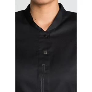 Chaqueta señorita M/L negra Dyneke 8516701: detalle del cuello y cierre.