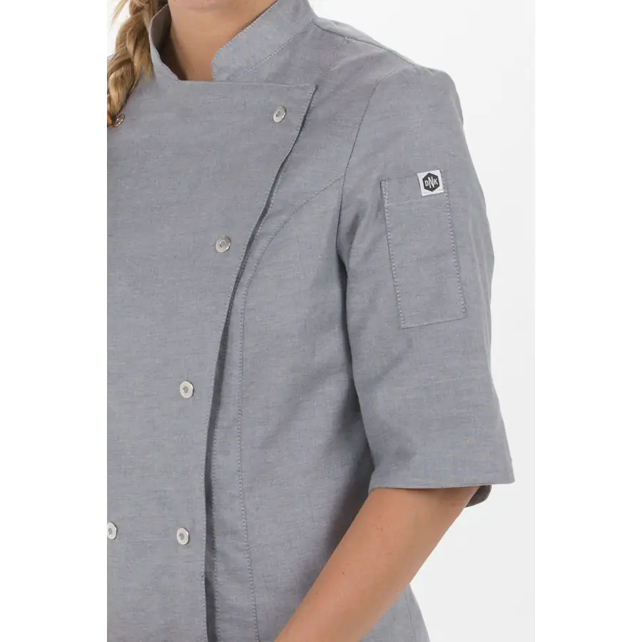 Chaqueta cocinera Dyneke 8519844 gris 3 Chaqueta cocinera gris manga 3/4 Dyneke 8519844: detalle de la manga y botones.