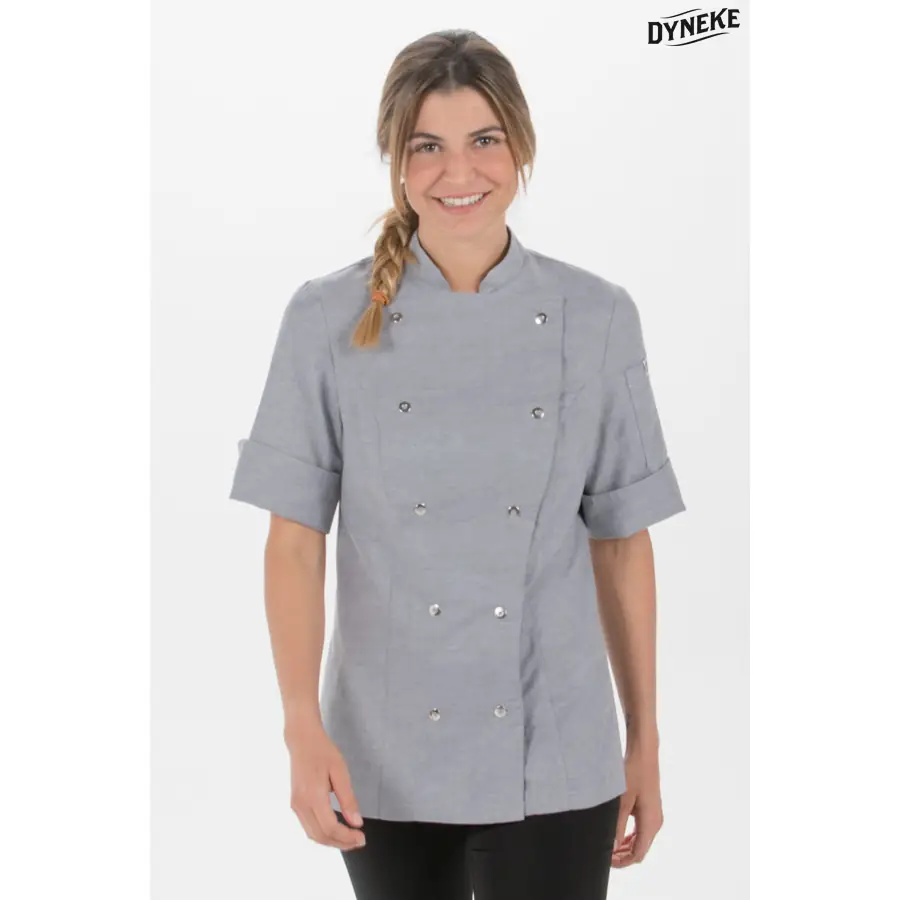 Chaqueta cocinera Dyneke 8519844 gris 1 Chaqueta cocinera gris manga 3/4 Dyneke 8519844: vista frontal con modelo.