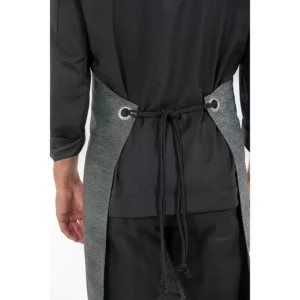 Delantal peto bicolor gris Dyneke 8528376: vista trasera del delantal con modelo.