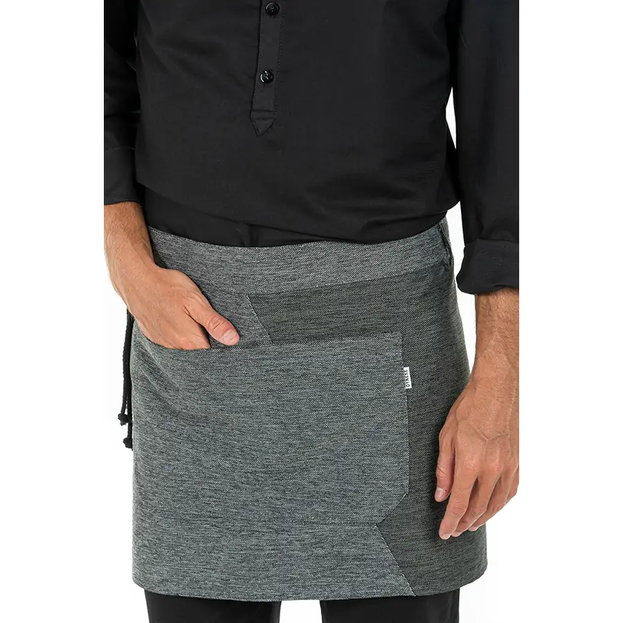 Delantal corto Dyneke 8529376 gris bicolor 4 Delantal corto bicolor gris Dyneke 8529376: detalle del bolsillo y cintura.