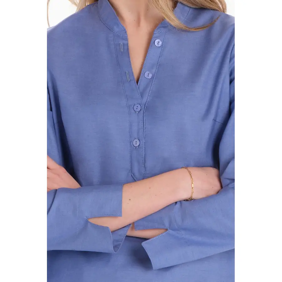 Camisa Dyneke 8535818 Arenasmar de mujer 3 Camisa mujer "arenasmar" azul Dyneke 8535818: detalle del cuello y botones.