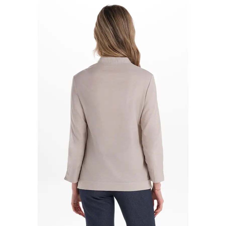 Camisa Dyneke 8535832 Arenasmar de mujer 2 Camisa mujer "arenasmar" beige Dyneke 8535832: vista trasera con modelo.