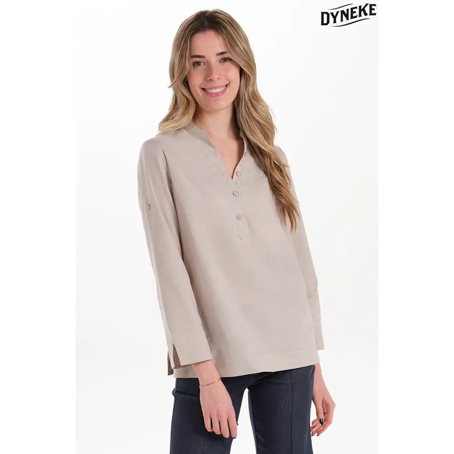 Camisa Dyneke 8535832 Arenasmar de mujer 1 Camisa mujer "arenasmar" beige Dyneke 8535832: vista frontal con modelo.