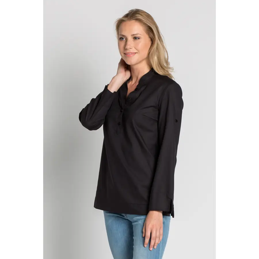 Camisa Dyneke 8535841 Arenasmar de mujer 2 Camisa mujer "arenasmar" negra Dyneke 8535841: vista de tres cuartos con modelo.