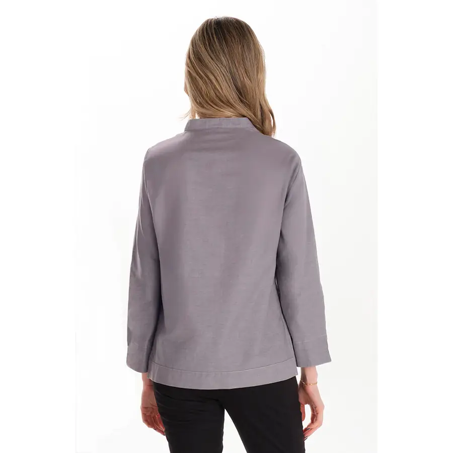 Camisa Dyneke 8535844 Arenasmar de mujer 2 Camisa mujer "arenasmar" gris Dyneke 8535844: vista trasera con modelo.