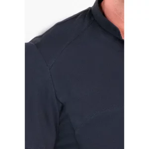 Polo hombre cuello mao pique negro Dyneke 8541111: detalle del hombro y manga.
