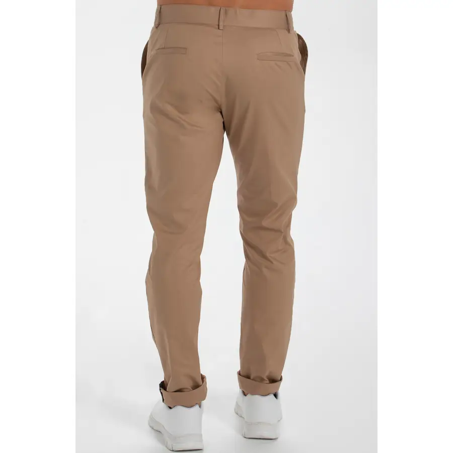 Pantalón chino Dyneke 8545537 de hombre beige 2 Pantalon chino cbro beig Dyneke 8545537: vista trasera del pantalón con modelo.