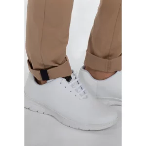Pantalon chino cbro beig Dyneke 8545537: detalle del bajo del pantalón.