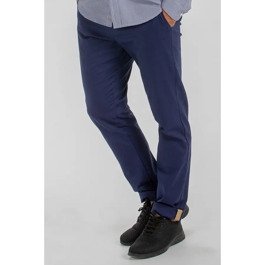 Pantalón chino Dyneke 8545538 de hombre azul marino 1 Pantalón chino cbro marino Dyneke 8545538: vista frontal del pantalón con modelo.