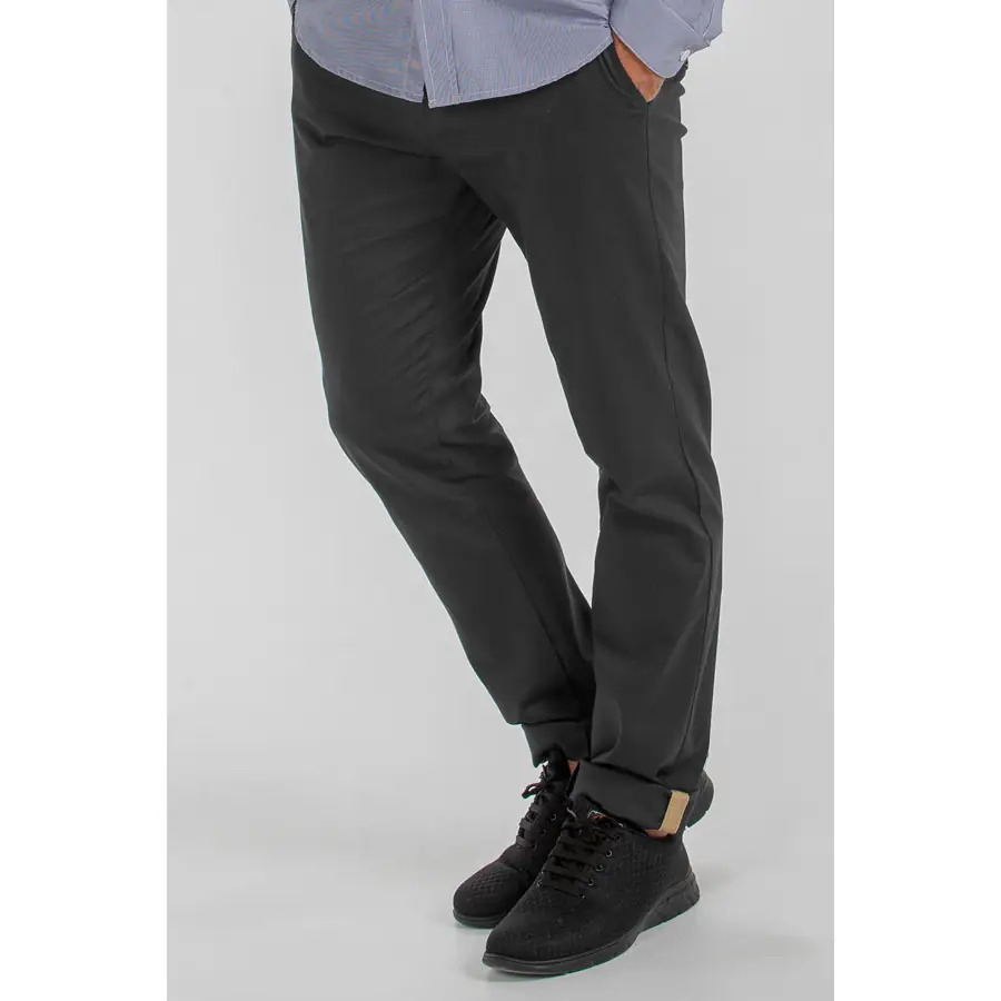 Pantalón chino Dyneke 8545539 de hombre negro 1 Pantalon chino cbro negro Dyneke 8545539: vista frontal del pantalón con modelo.