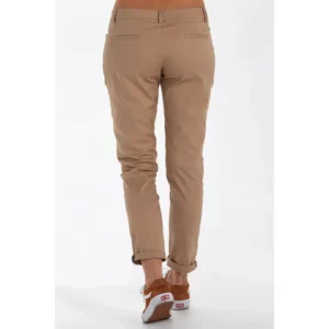 Pantalón chino srta. Beig Dyneke 8546537: vista trasera del pantalón con modelo.