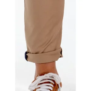 Pantalón chino srta. Beig Dyneke 8546537: detalle del bajo del pantalón.