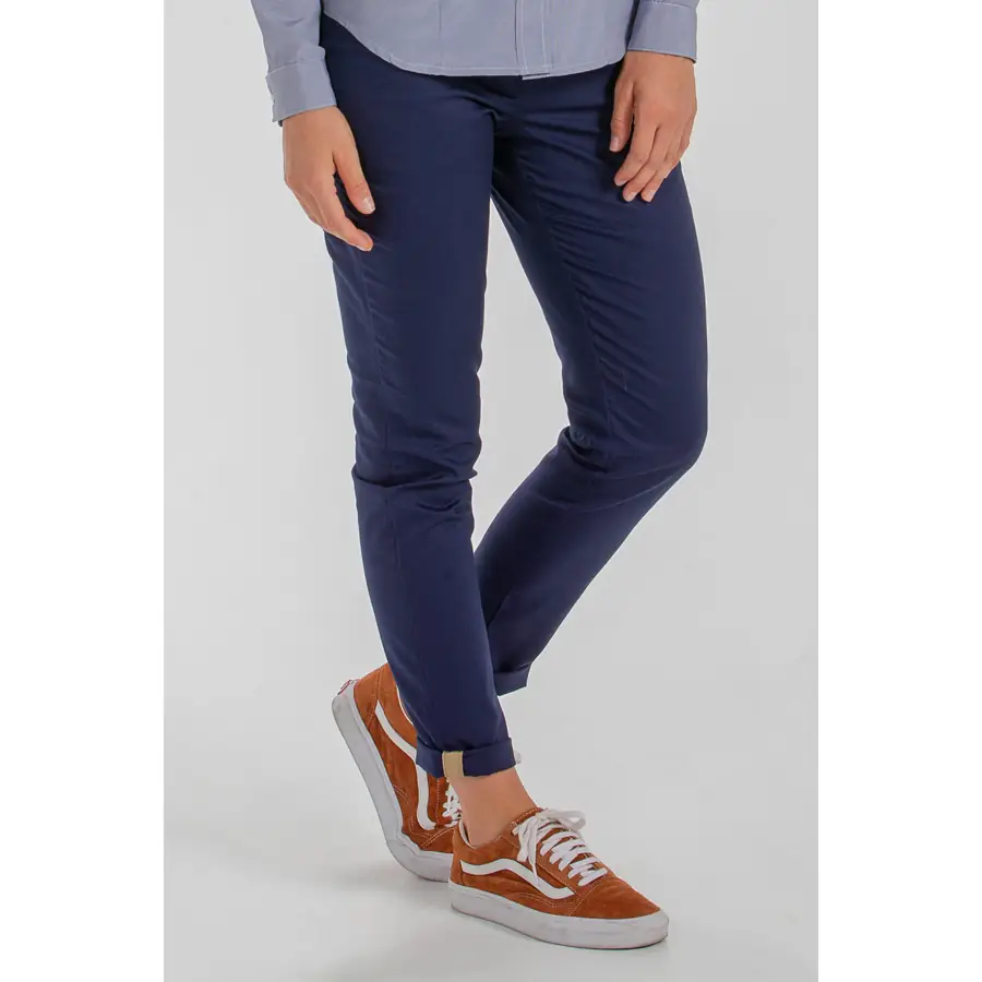 Pantalón chino Dyneke 8546538 de mujer azul marino 1 Pantalon chino srta marino Dyneke 8546538: vista frontal del pantalón con modelo.