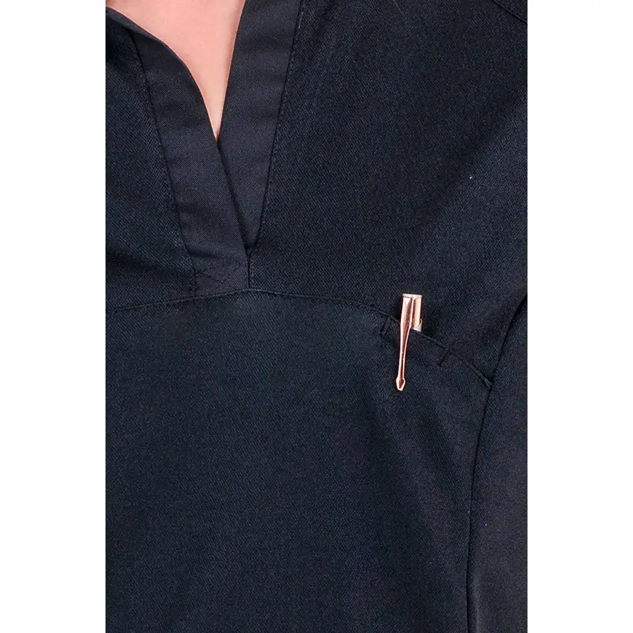 Polo Dyneke 8573111 de mujer negro 3 Polo mujer cuello mao pique negro Dyneke 8573111: detalle del cuello y bolsillo.