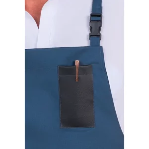 Delantal peto azul petróleo detalle polipiel Dyneke 8575466: detalle del peto y bolsillo.