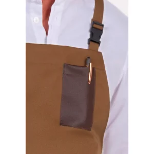 Delantal peto marrón detalle polipiel Dyneke 8575467: detalle del peto y bolsillo.