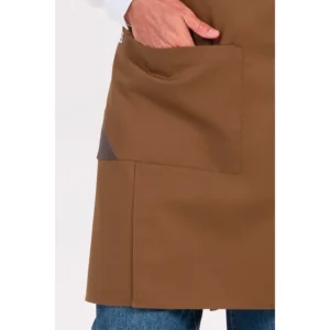 Delantal peto marrón detalle polipiel Dyneke 8575467: detalle del bolsillo y bajo.