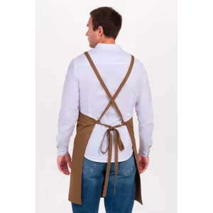 Delantal peto marrón detalle polipiel Dyneke 8575467: vista trasera del delantal con modelo.