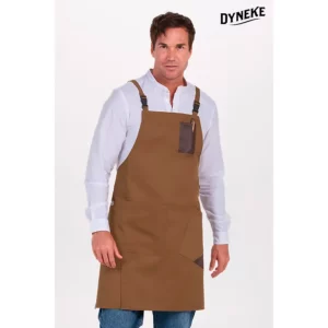 Delantal peto marrón detalle polipiel Dyneke 8575467: vista frontal con modelo.
