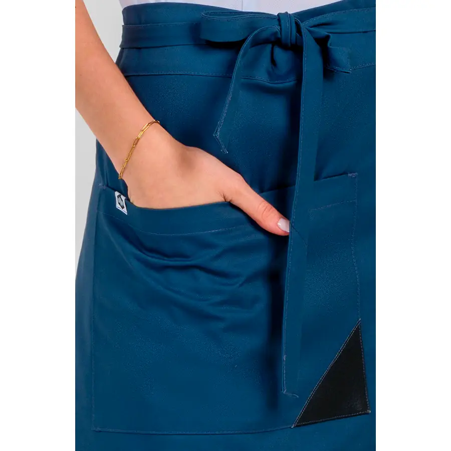 Delantal corto Dyneke 8576466 azul petróleo 3 Delantal corto azul detalle polipiel Dyneke 8576466: detalle del bolsillo y cintura.