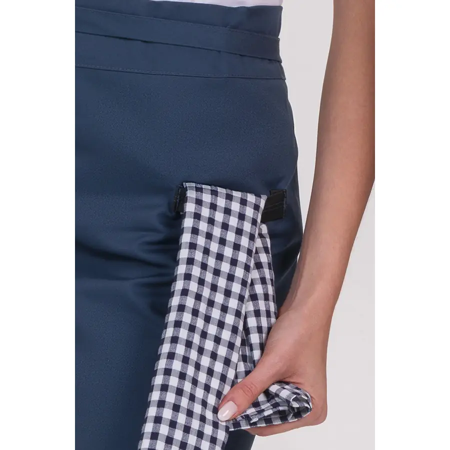 Delantal corto Dyneke 8576466 azul petróleo 4 Delantal corto azul detalle polipiel Dyneke 8576466: detalle de la trabilla.