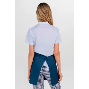 Delantal corto azul detalle polipiel Dyneke 8576466: vista trasera del delantal con modelo.
