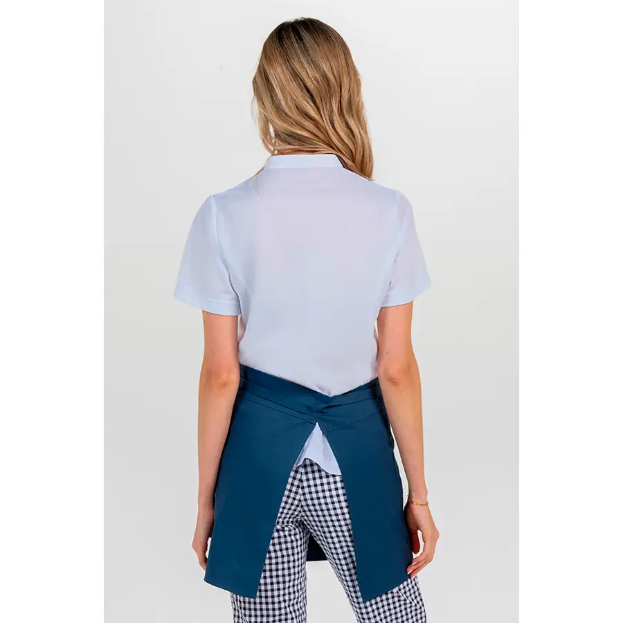 Delantal corto Dyneke 8576466 azul petróleo 2 Delantal corto azul detalle polipiel Dyneke 8576466: vista trasera del delantal con modelo.
