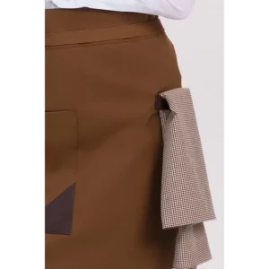 Delantal corta marrón detalle polipiel Dyneke 8576467: detalle de la trabilla.