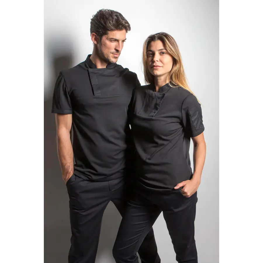 Camiseta Dyneke 8577111 Fusion negra de hombre 2 Dos modelos con camisetas negras Dyneke Fusion de manga corta y cuello mao.