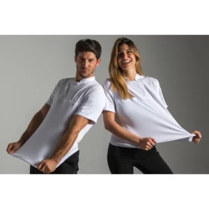 Dos modelos con camisetas blancas Dyneke Fusion de manga corta y cuello mao.